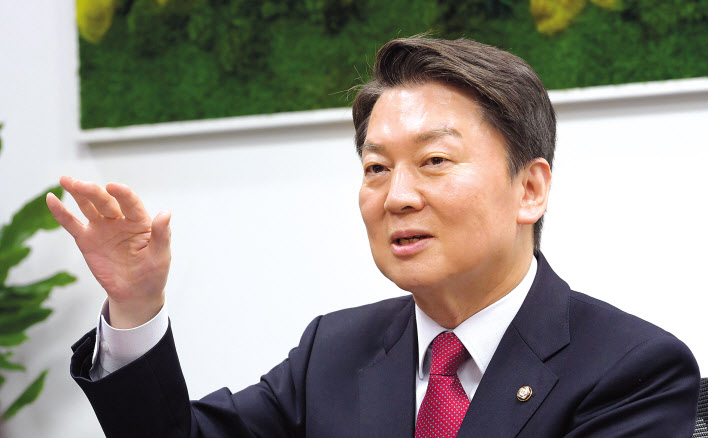 국민의힘 당대표에 도전하는 안철수 의원이 27일 오후 서울 여의도 국회 의원회관에서 헤럴드경제와 인터뷰를 하고 있다. 이상섭 기자