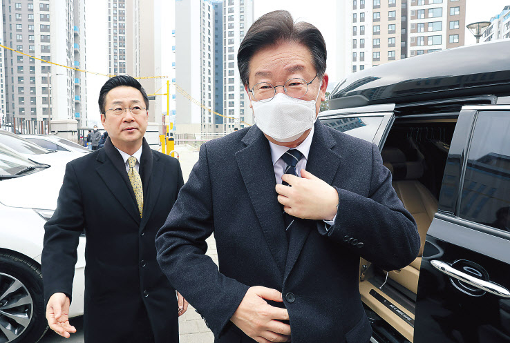 이재명 더불어민주당 대표가 28일 학교급식노동자 폐암 진단 관련 민생현장 방문을 위해 서울 은평구 수색초등학교에 도착해 행사장으로 향하고 있다. 이상섭 기자