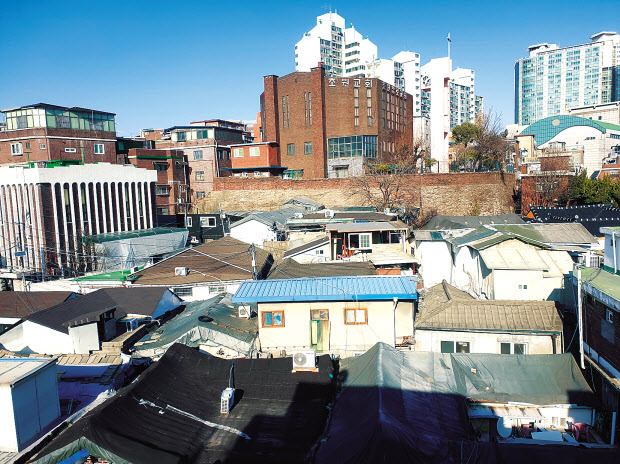 창신동 한 다세대주택 옥상에서 내려다본 노후 주택들. 비를 막기 위한 지붕 천막이 바람에 날아가지 않도록 기왓장을 올려놓은 집 등이 눈에 띈다. 고은결 기자