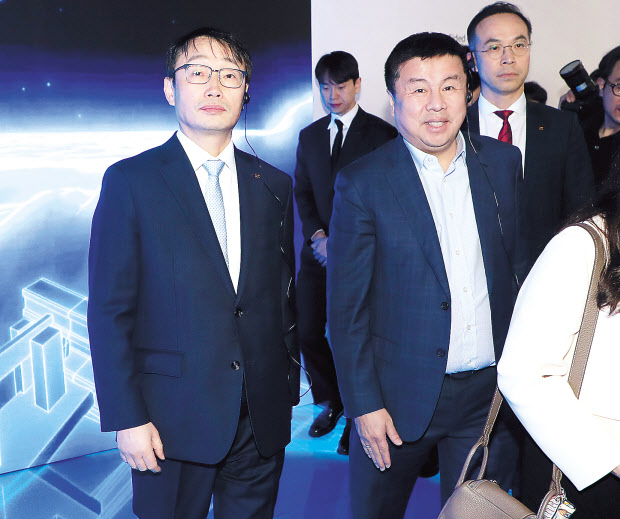 구현모(왼쪽) KT 대표가 세계 최대 이동통신 전시회 ‘모바일 월드 콩그레스(MWC) 2023’ 개막 첫날인 27일(현지시간) 스페인 바르셀로나 피라 그란 비아 전시장에 설치된 KT 부스를 찾아 데니스 앤서니 컨버지 ICT 솔루션즈 최고경영자와 함께 설명을 듣고 있다. [사진공동취재단]