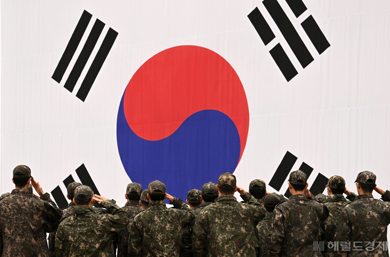 28일 서울 서대문구 서대문형무소역사관에서 제104주년 3.1절을 맞아 견학온 육군 56사단 3537부대 장병들이 국기에 대한 경례를 하고 있다. 임세준 기자