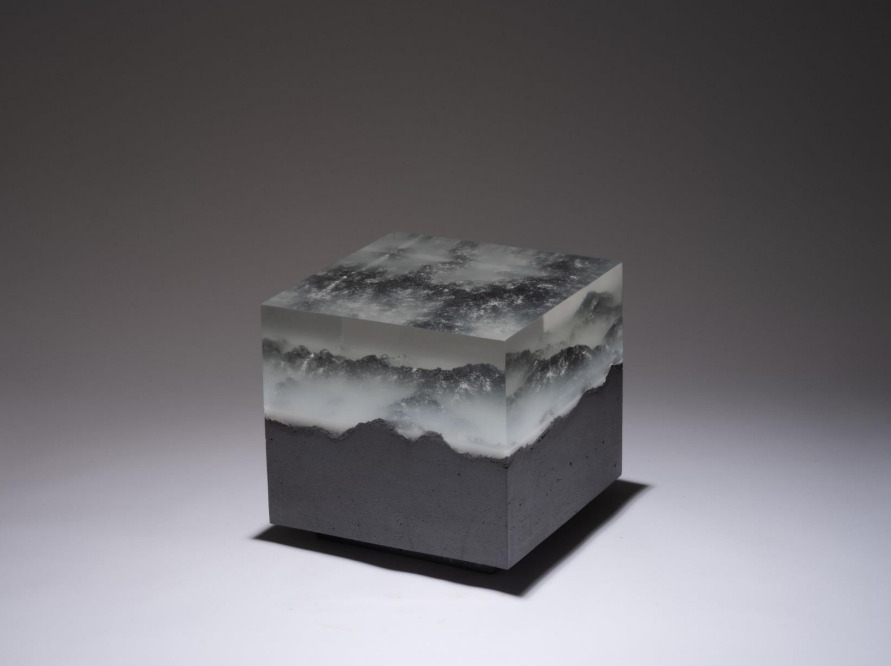 전아현, 雪深山, Mt.Jiri, Resin, concrete, 35 x 35 x 34 cm, 에디션 15 [프린트베이커리 제공]