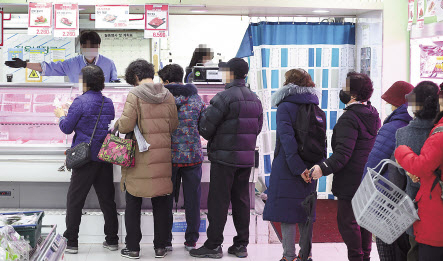전국 농축협 하나로마트 980여 곳에서 진행된 한우 반값 할인 행사 마지막 날인 19일 서울 성북구 하나로마트 서울축협 월곡점에서 고객이 소고기 구매를 위해 줄을 서 있다. [연합]
