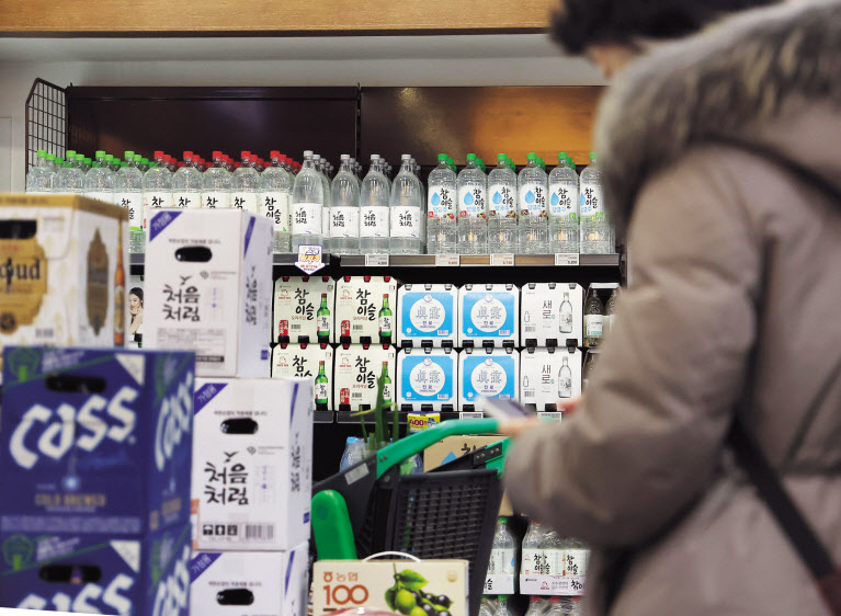 26일 서울의 한 마트에 진열된 소주·맥주 제품의 모습. [연합]