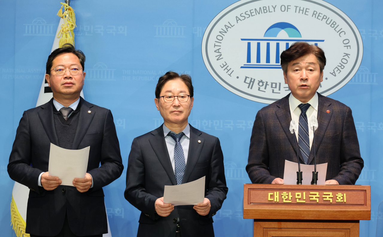 더불어민주당 법사위원회 소속 기동민·박범계·김승원 의원이 28일 국회 소통관에서 "정순신 변호사에 대한 검증 실패 등 거듭되는 인사 참사에 대해 한동훈 법무부 장관이 책임을 져야 한다"고 주장하고 있다. [연합]