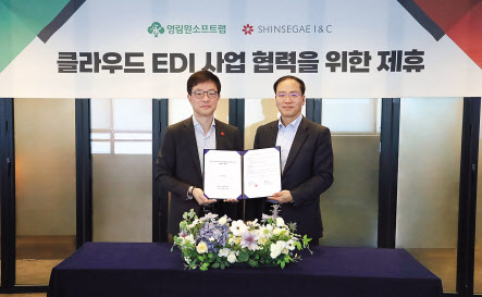 정준(왼쪽) 신세계아이앤씨 영업혁신담당과 박윤경 영림원소프트랩 부사장이 사업제휴 계약 체결 후 기념촬영을 하고 있다. [신세계아이앤씨 제공]