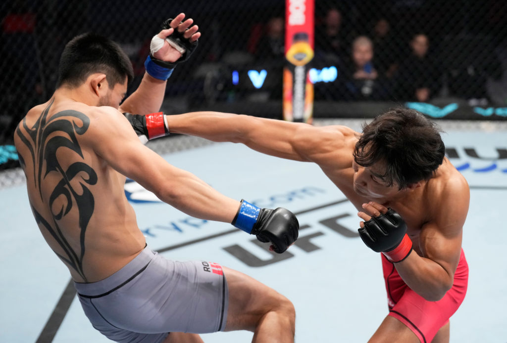 이정영(오른쪽)이 로드투 UFC 시즌1 준결승에서 상대에게 원거리 타격을 날리고 있다. 이정영은 결승전에서도 신승해 UFC와 본계약에 성공했다. [게티이미지]