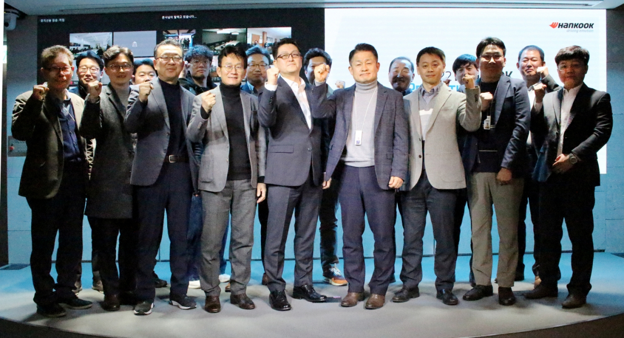 28일 경기도 성남시 판교에 있는 본사 ‘테크노플렉스’에서 이수일(오른쪽 네 번째) 한국타이어앤테크놀로지 대표이사와 프로액티브 어워드 시상자가 기념촬영을 하고 있다. [한국타이어앤테크놀로지 제공]