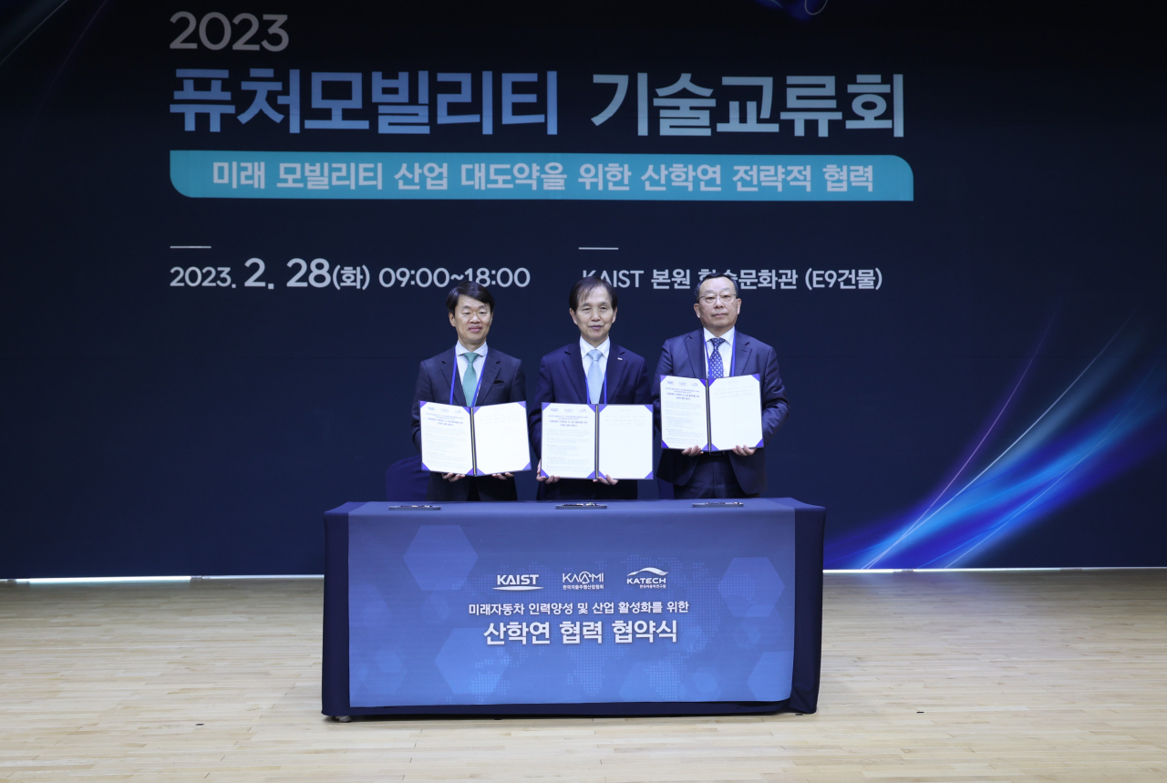 나승식(왼쪽부터) 한국자동차연구원 원장, 이광형 KAIST 총장, 조성환 한국자율주행산업협회 회장. [한국자동차연구원 제공]