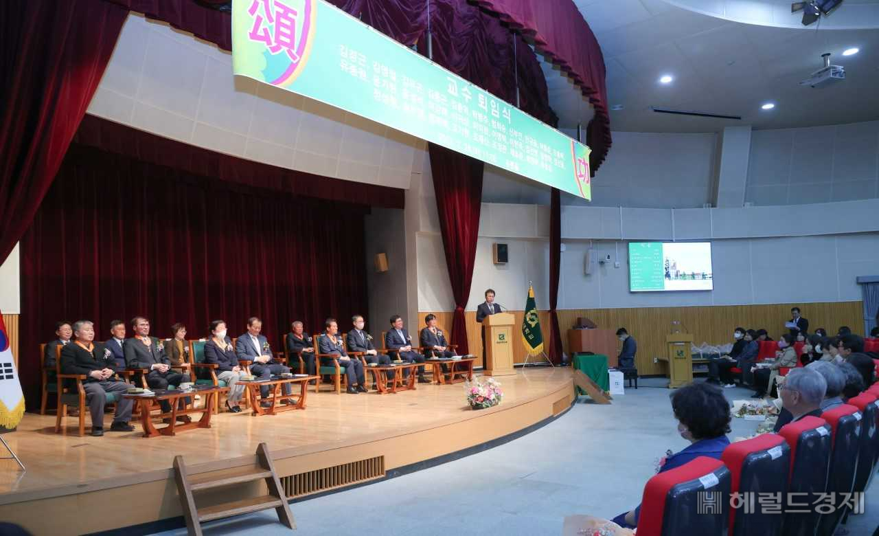 전남대학교 31명의 교수가 2월 28일 퇴임했다.