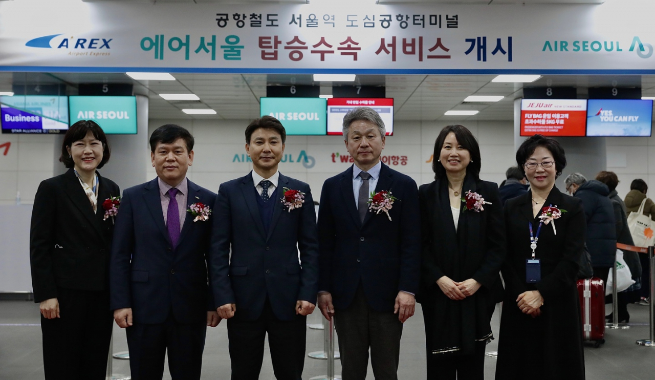 장윤희(오른쪽 두번째부터) 에어서울 영업지원팀장, 김웅 에어서울 안전본부장, 공항철도 김성필 영업본부장 등 관계자가 에어서울의 서울역 도심공항터미널 입주 환영 행사에서 기념사진을 촬영하고 있다. [에어서울 제공]