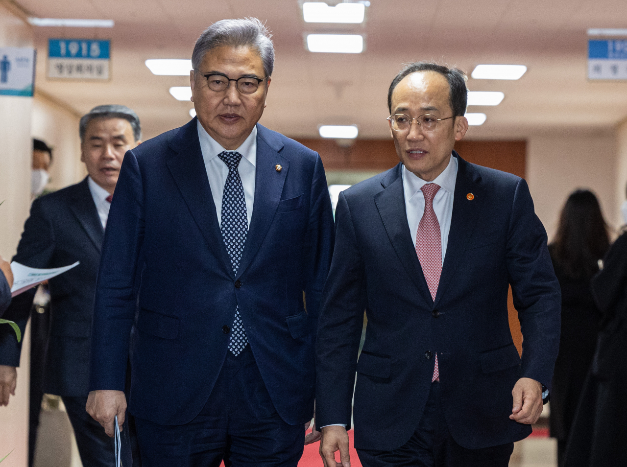 Deputy Prime Minister Choo Kyung-ho (right), who presided over a Cabinet meeting in Seoul on Tuesday, enters the meeting room with Foreign Affairs Minister Park Jin at the Government Complex Seoul. (Yonhap)