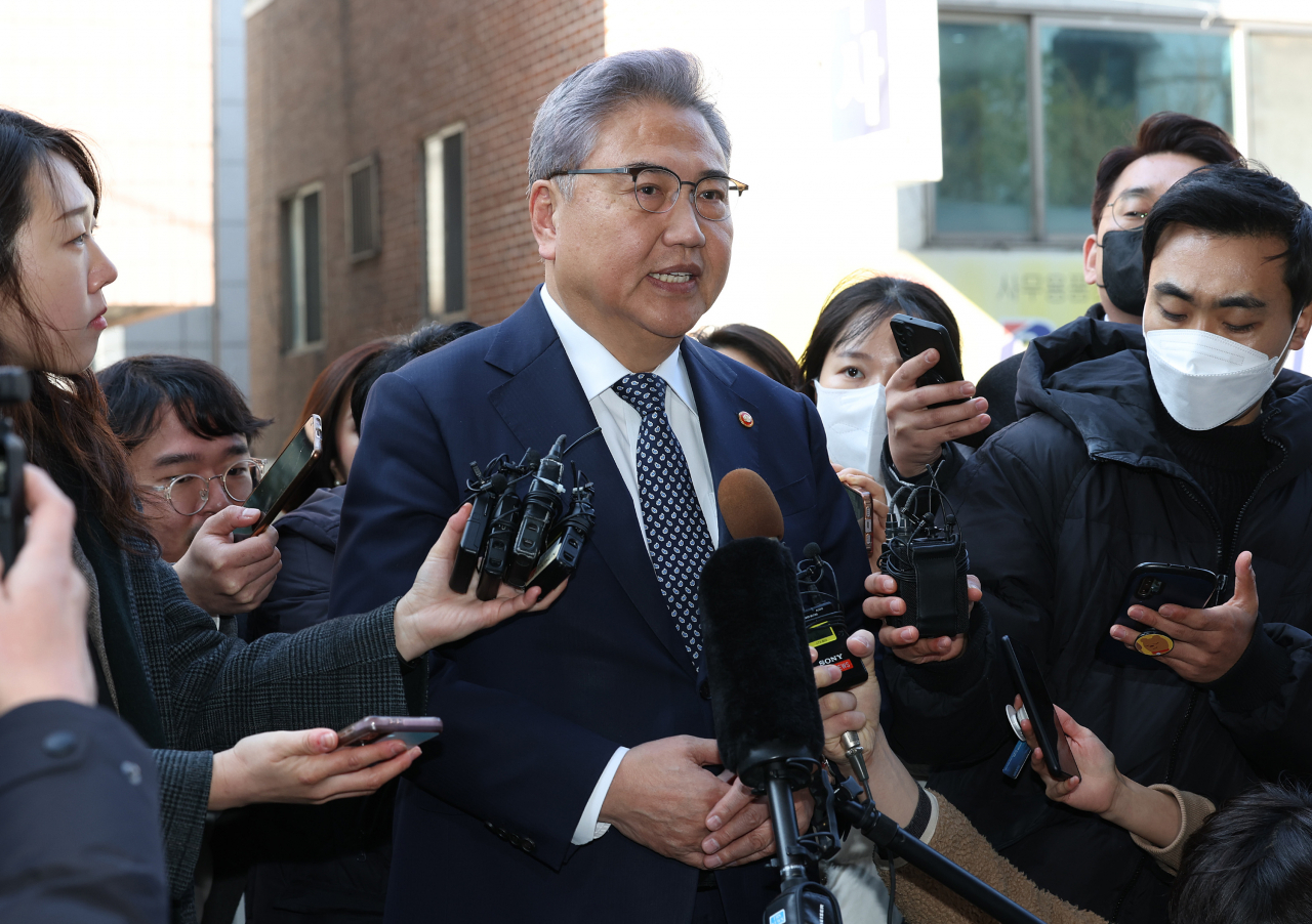 박진 외교부 장관이 28일 오후 서울 서초구 변호사회관에서 강제징용 피해자 유족들과 면담하기 전 취재진 질문에 답하고 있다. [연합]