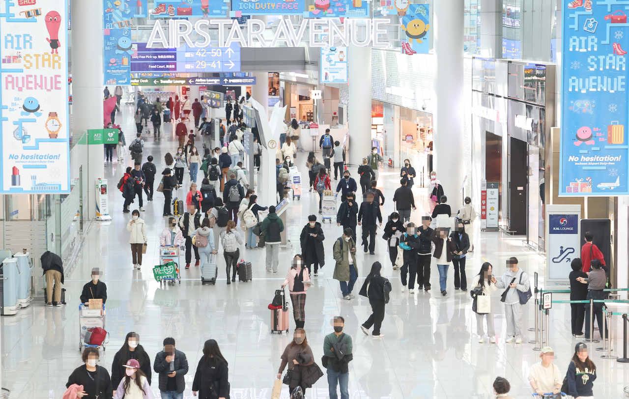 27일 오후 인천국제공항 제1 여객터미널 면세구역 모습[연합]