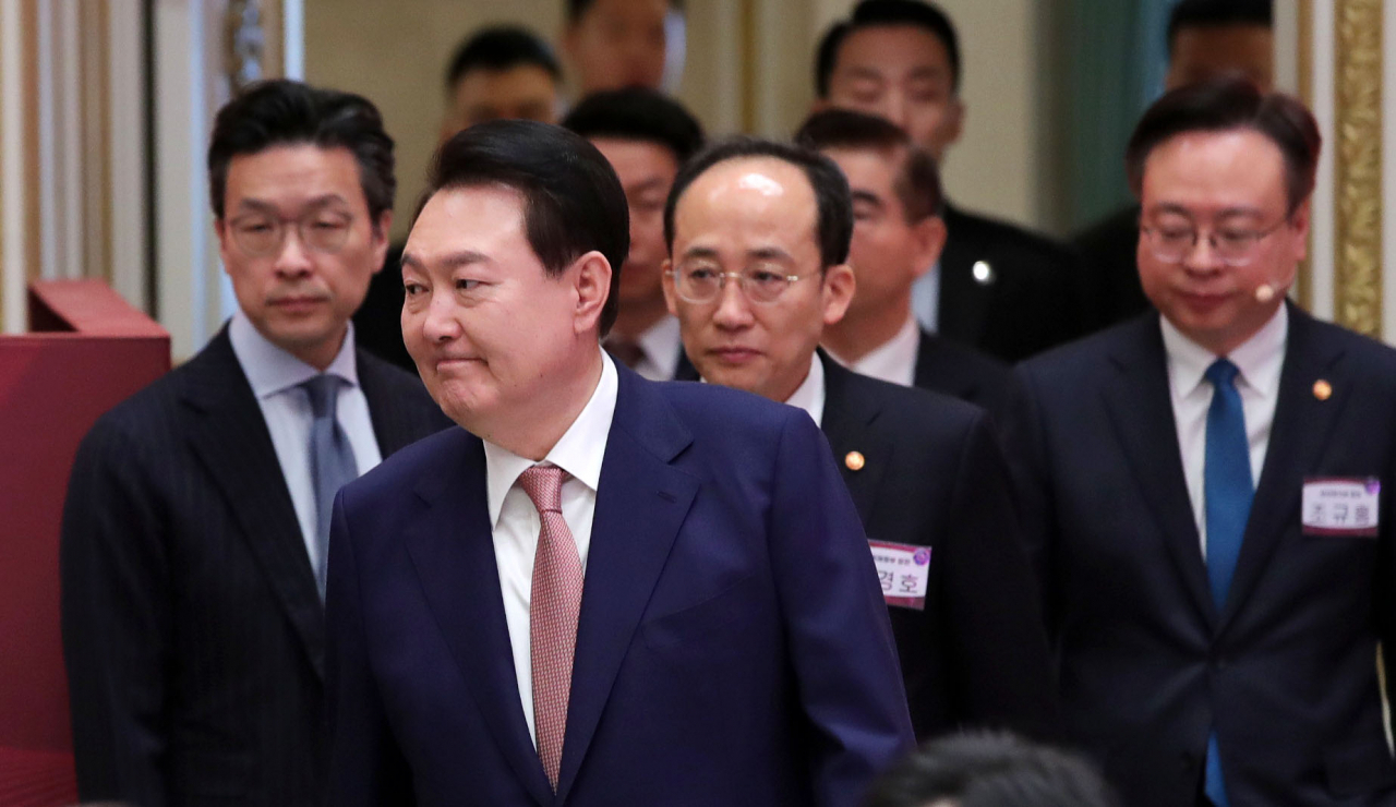 윤석열 대통령이 28일 청와대 영빈관에서 열린 바이오헬스 신시장 창출전략 회의에 입장하고 있다. [연합]