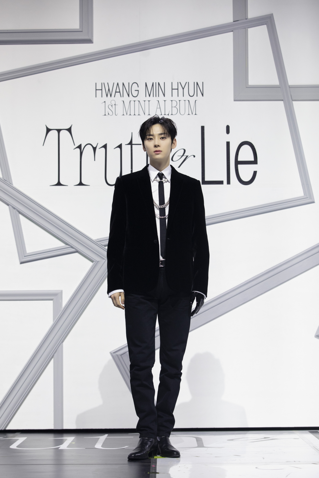 Hwang Min-hyun holds a press conference for his solo debut EP "Truth or Lie" in Seoul on Monday. (Pledis Entertainment)