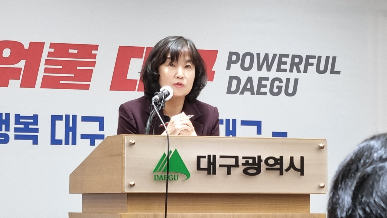 조경선 대구시 청년여성교육국장이 28일 시청 동인청사에서 기자회견을 열어 '서민자녀 교육지원사업' 추진 계획을 발표하고 있다.[사진=김병진 기자]