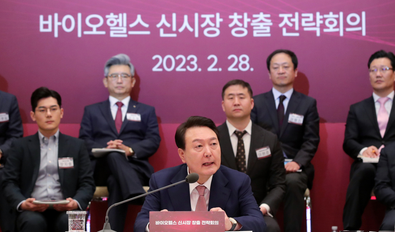 윤석열 대통령이 28일 청와대 영빈관에서 열린 바이오헬스 신시장 창출전략 회의에서 발언하고 있다. [연합]