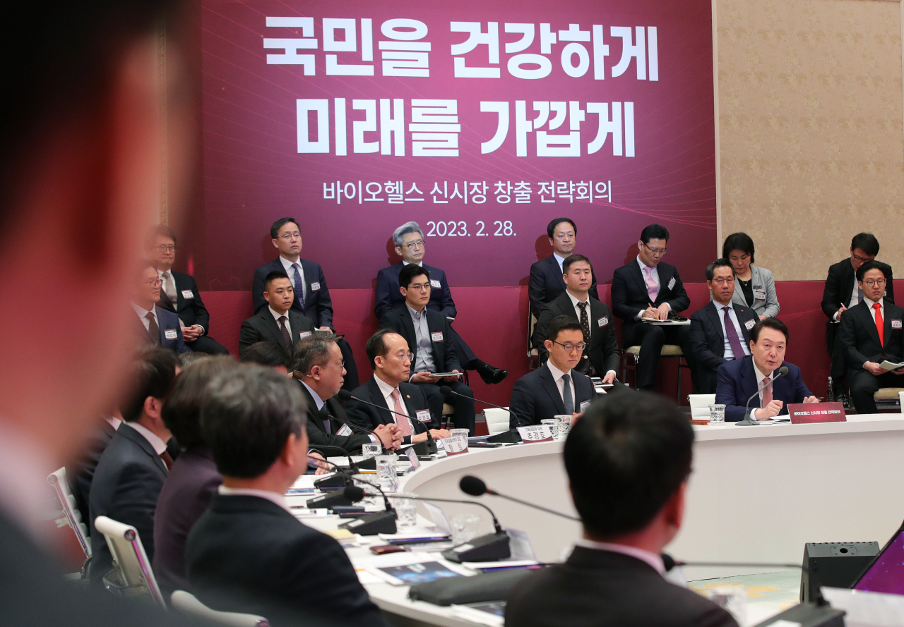 윤석열 대통령이 28일 청와대 영빈관에서 열린 바이오헬스 신시장 창출전략 회의에서 발언하고 있다. [연합]