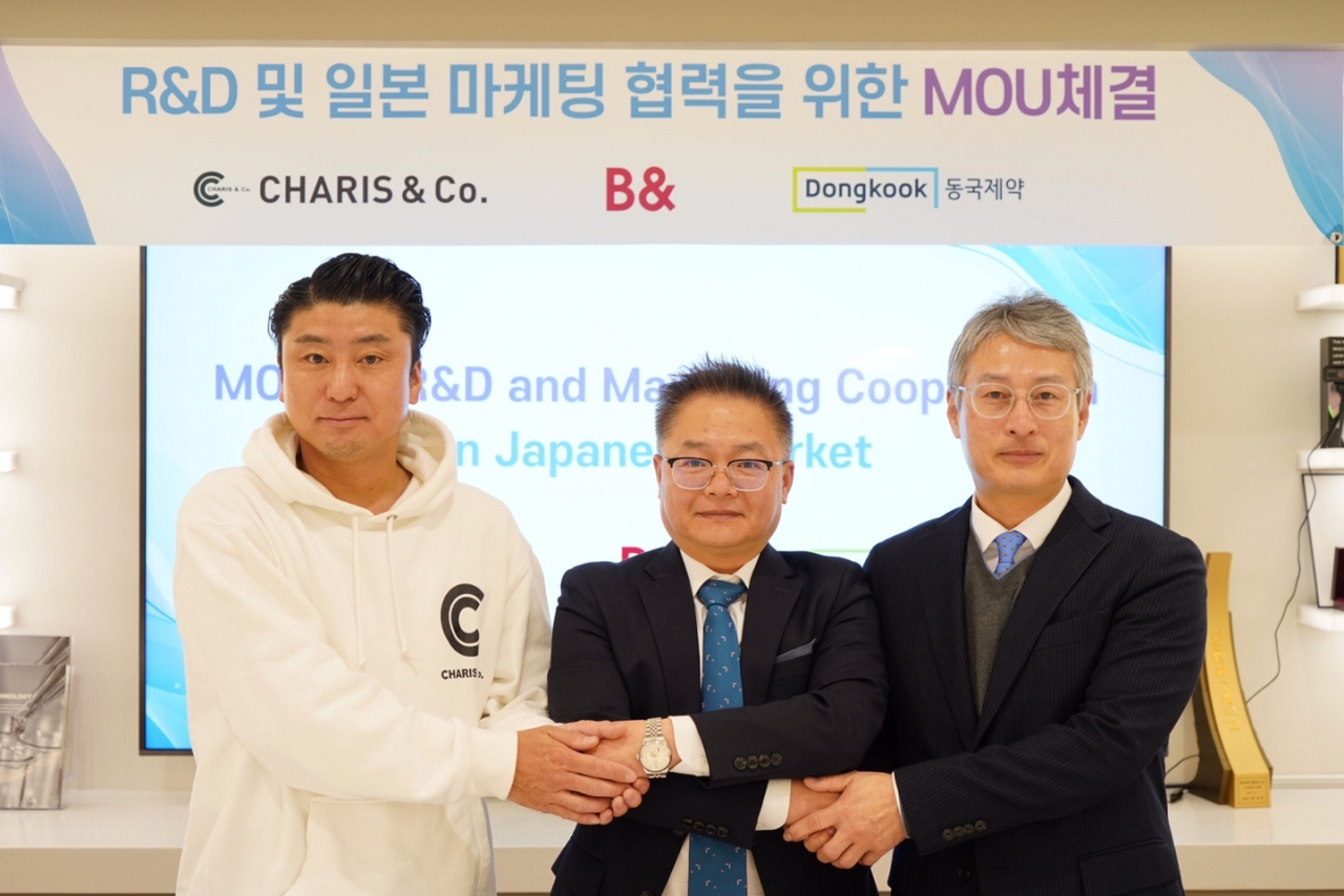 24일 서울 강남구 비엔 본사에서 열린 전략적 협약식에 참석한 업체 관계자들. 왼쪽부터 후지키 마코토 카리스엔코 대표·전무성 비엔 대표·이근영 동국제약 부사장. [비엔 제공]