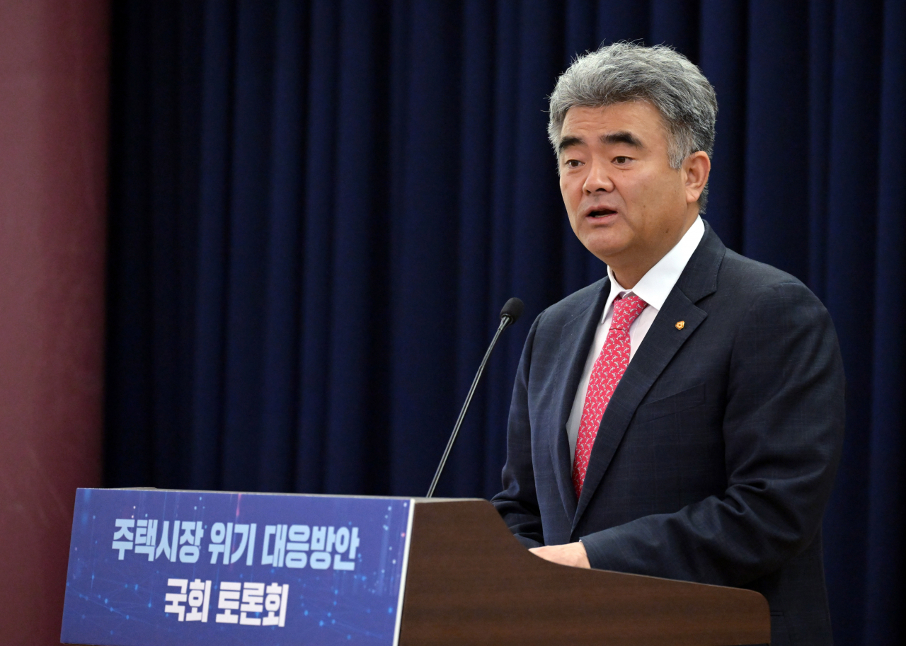 28일 오후 서울 여의도 국회 의원회관 제1소회의실에서 국민의힘 김학용 의원이 주최하고 대한주택건설회관이 후원하는 '주택시장 위기 대응방안' 국회 토론회가 열린 가운데 정원주 대한주택건설협회회장이 축사를 하고 있다. 이상섭 기자