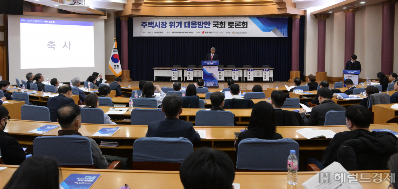 28일 오후 서울 여의도 국회 의원회관 제1소회의실에서 국민의힘 김학용 의원이 주최하고 대한주택건설회관이 후원하는 '주택시장 위기 대응방안' 국회 토론회가 열린 가운데 정원주 대한주택건설협회회장이 축사를 하고 있다. 이상섭 기자