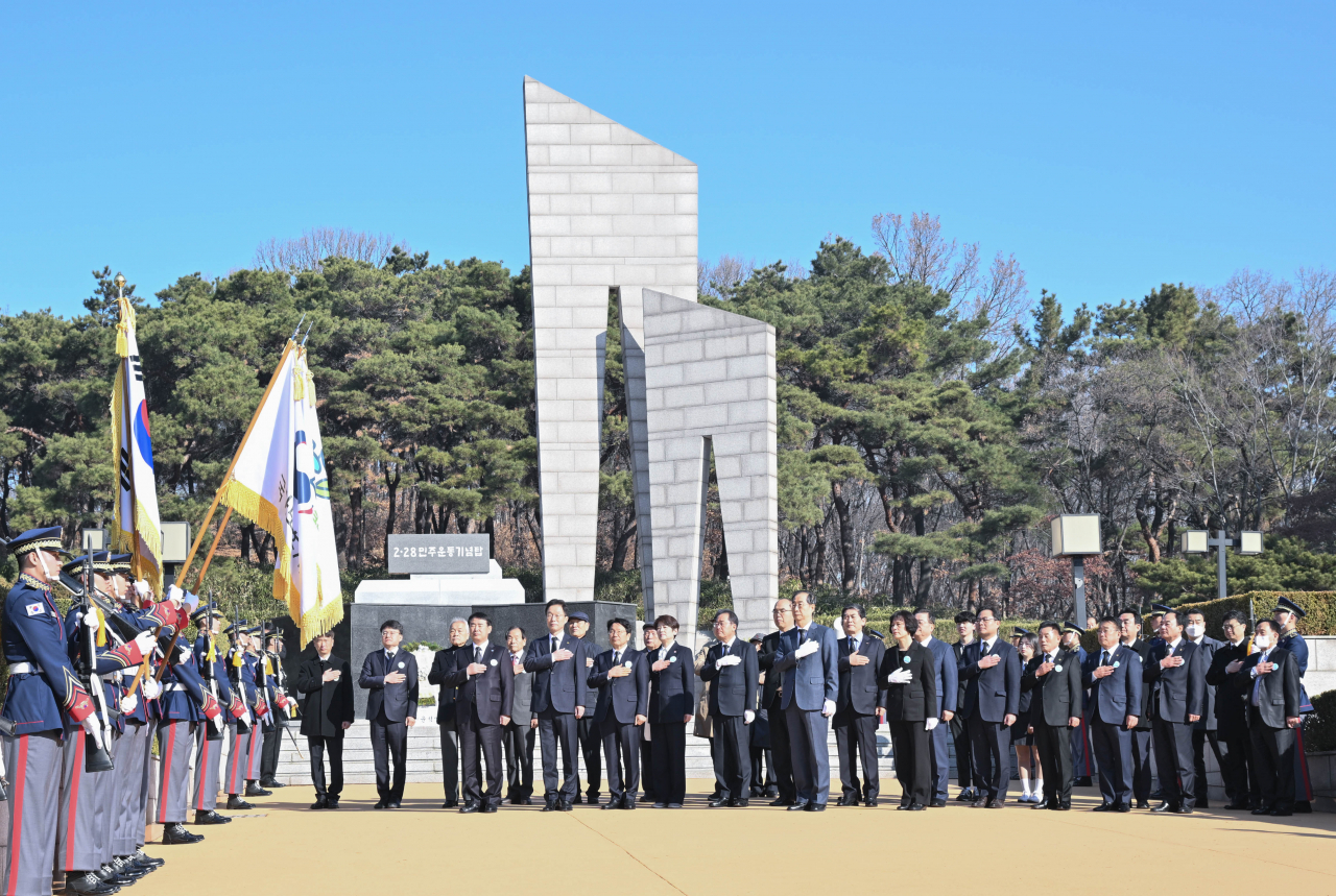 한덕수 국무총리, 홍준표 대구시장, 강기정 광주시장 등이 2·28민주운동 기념탑을 참배하고 있다.[대구시 제공]