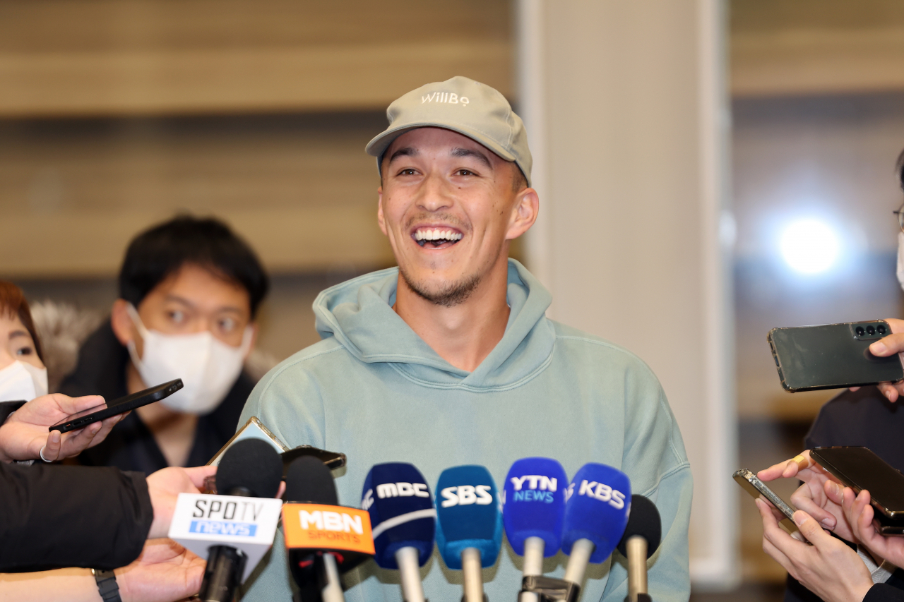 토미 현수 에드먼이 1일 오전 인천국제공항을 통해 입국해 취재진 질문에 답하고 있다. [연합뉴스]