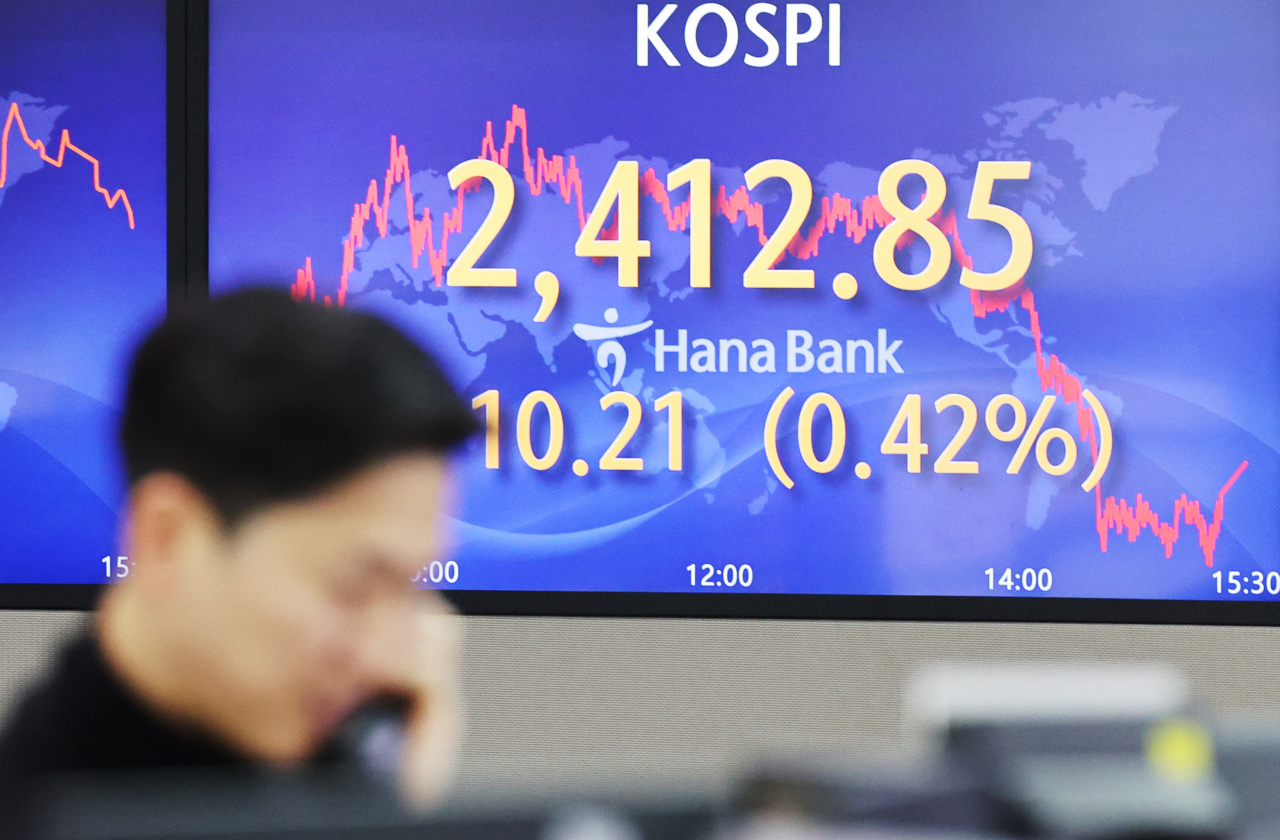 28일 서울 명동 하나은행 본점에서 직원들이 증시 및 환율을 모니터 하고 있다. [연합]