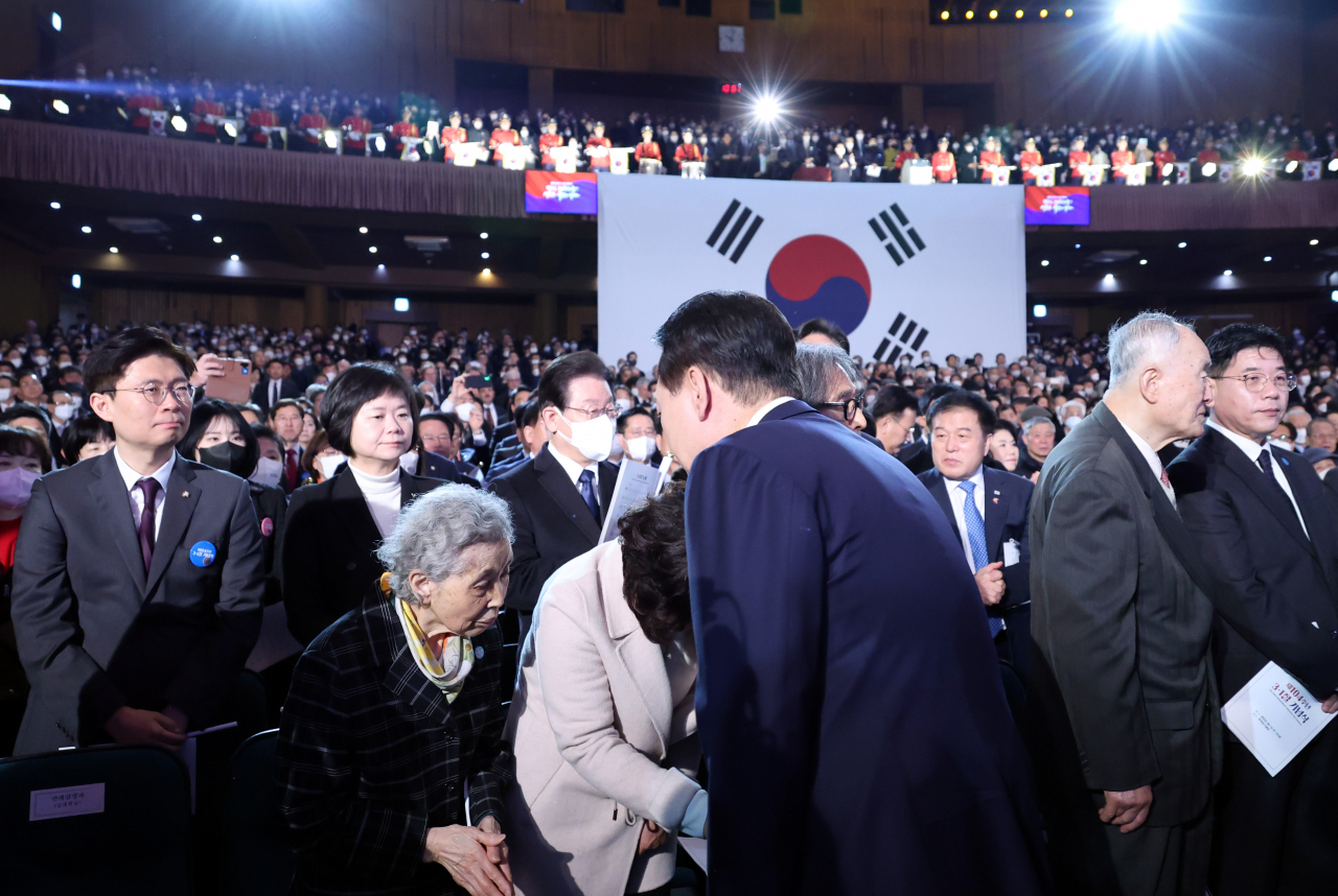 윤석열 대통령이 1일 서울 중구 유관순 기념관에서 열린 제104주년 3.1절 기념식에 입장하며 참석자들과 인사하고 있다. 더불어민주당 이재명 대표와 정의당 이정미 대표 등도 보인다. [연합]