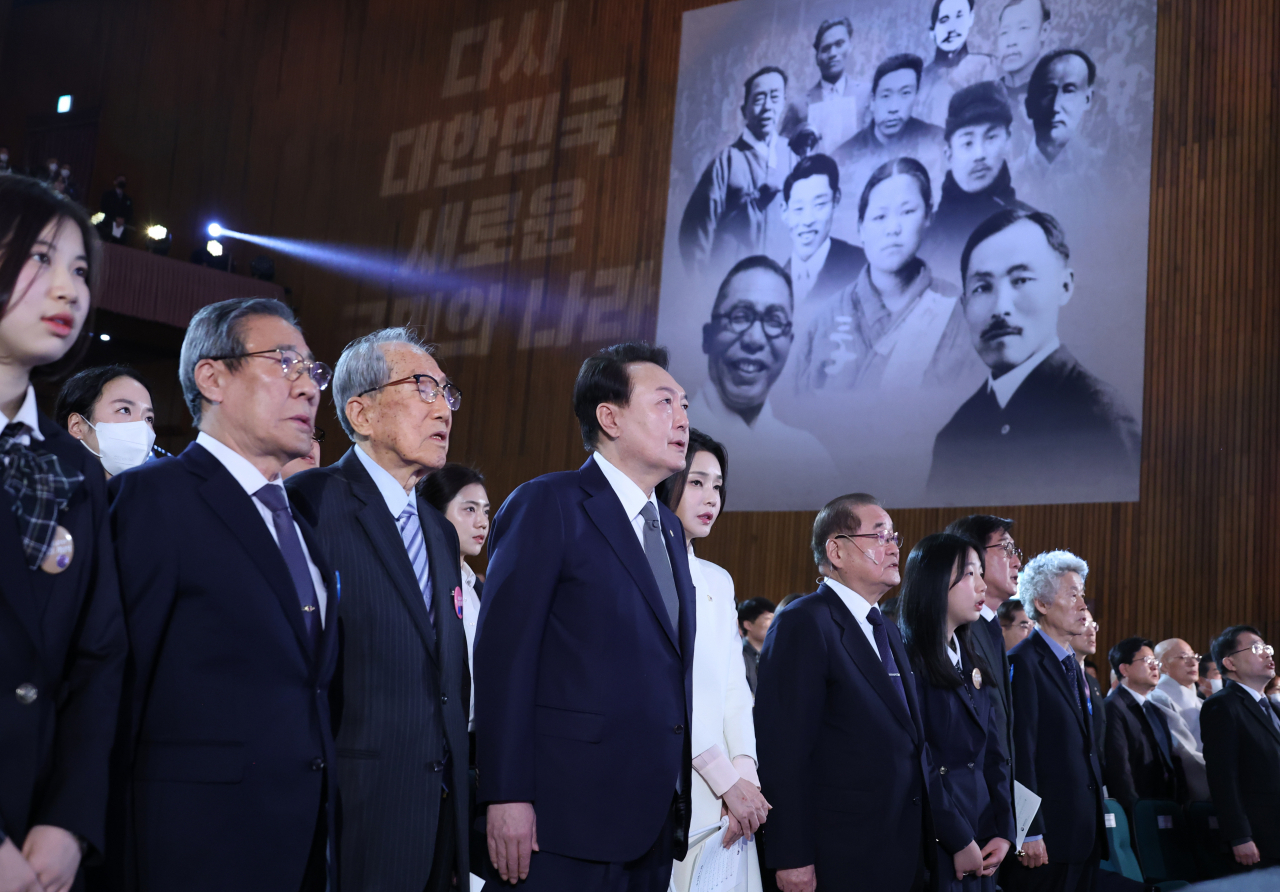 윤석열 대통령과 김건희 여사가 1일 서울 중구 유관순 기념관에서 열린 제104주년 3.1절 기념식에서 애국가를 제창하고 있다. [연합]