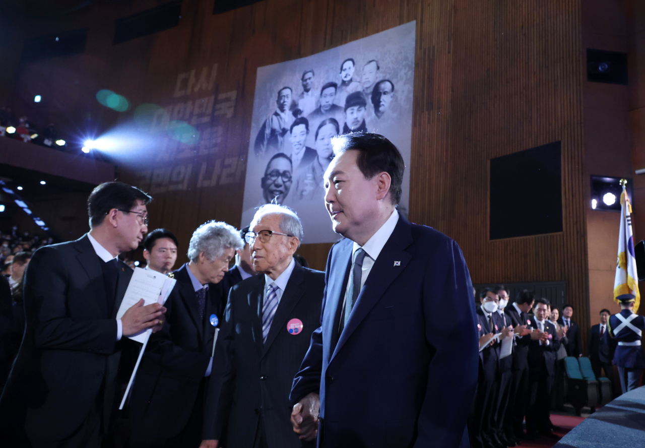 윤석열 대통령과 김건희 여사가 1일 서울 중구 유관순 기념관에서 열린 제104주년 3.1절 기념식에 김영관 애국지사와 함께 입장하고 있다. [연합]