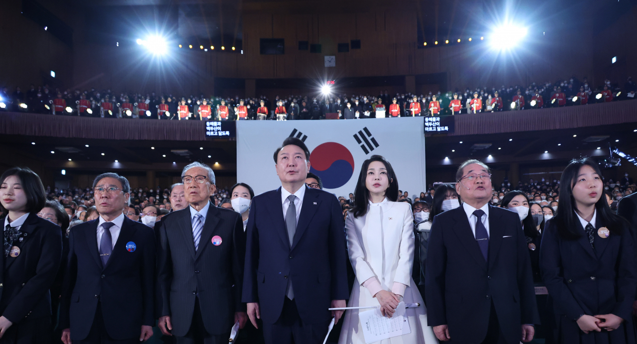 윤석열 대통령과 김건희 여사가 1일 서울 중구 유관순 기념관에서 열린 제104주년 3.1절 기념식에서 애국가를 제창하고 있다. [연합]