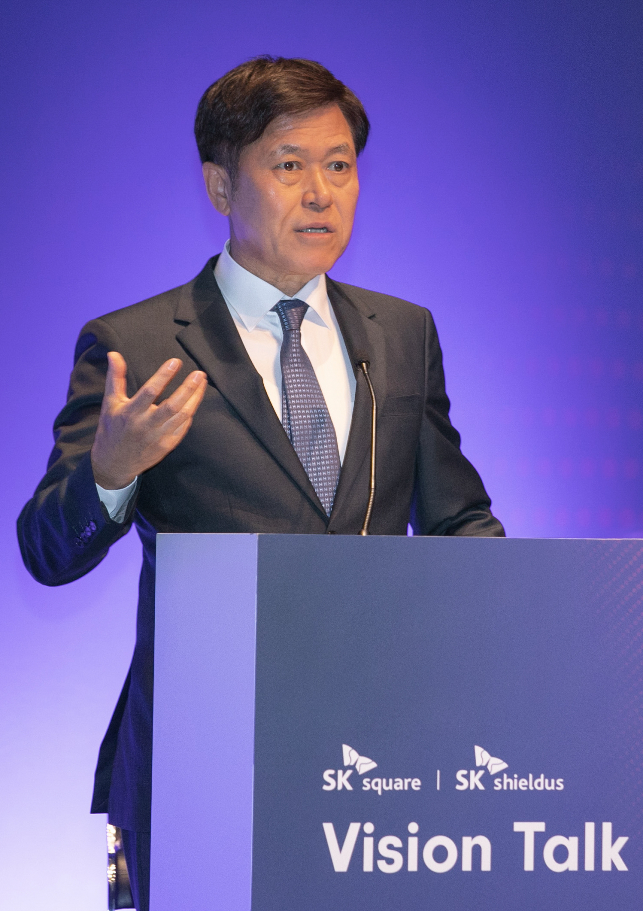 박정호 SK스퀘어 부회장이 지난 달 28일(현지시간) 스페인 바르셀로나에서 열린 기자간담회에서 SK쉴더스 지분 매각소식과 함께 향후 비전을 발표하고 있다. [SK스퀘어 제공]