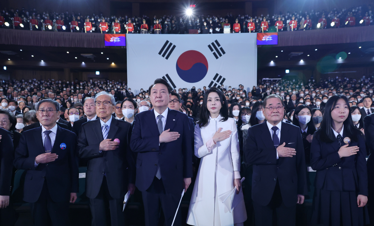 윤석열 대통령과 김건희 여사가 1일 서울 중구 유관순 기념관에서 열린 제104주년 3.1절 기념식에서 국기에 경례하고 있다. [연합]