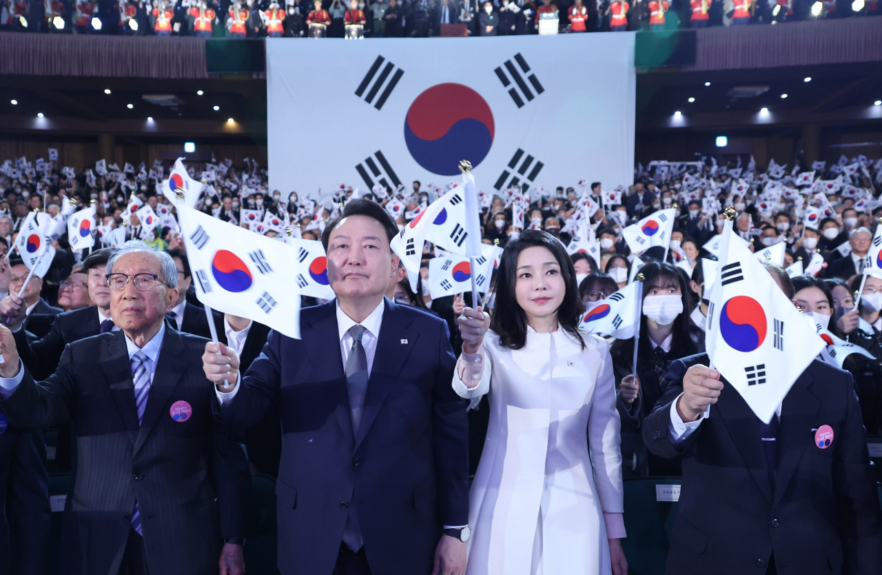 윤석열 대통령과 김건희 여사가 1일 서울 중구 유관순 기념관에서 열린 제104주년 3.1절 기념식에서 3.1절 노래를 제창하고 있다. [연합]