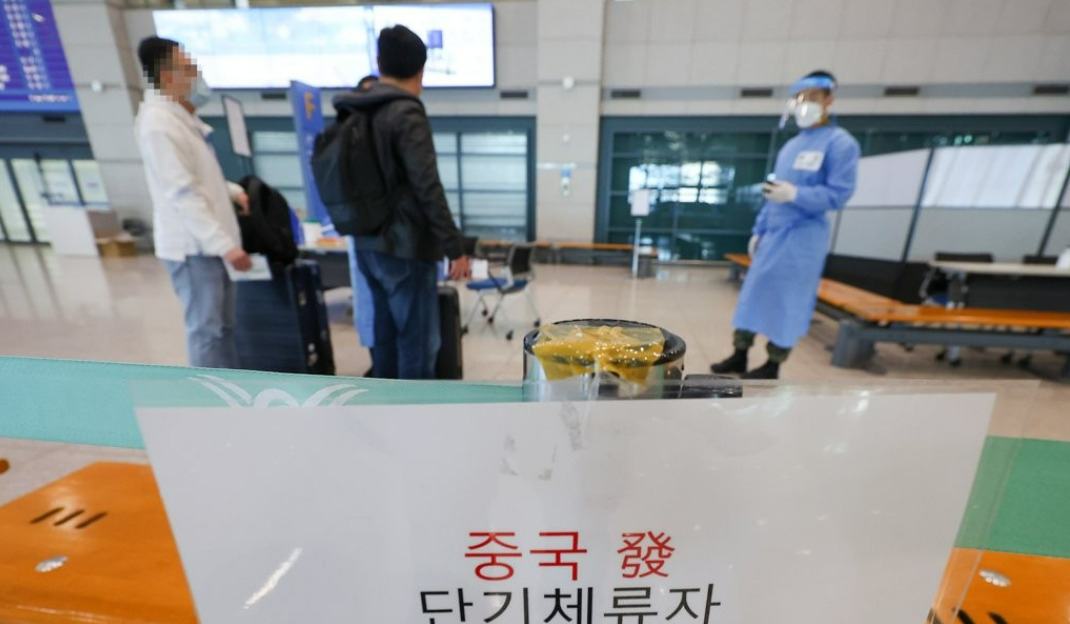 중국발 입국자의 입국 후 코로나19 PCR 검사 의무 해제를 이틀 앞둔 27일 오후 인천국제공항 제1여객터미널 입국장에서 중국에서 온 탑승객들이 방역관계자의 안내를 받고 있다. [연합]