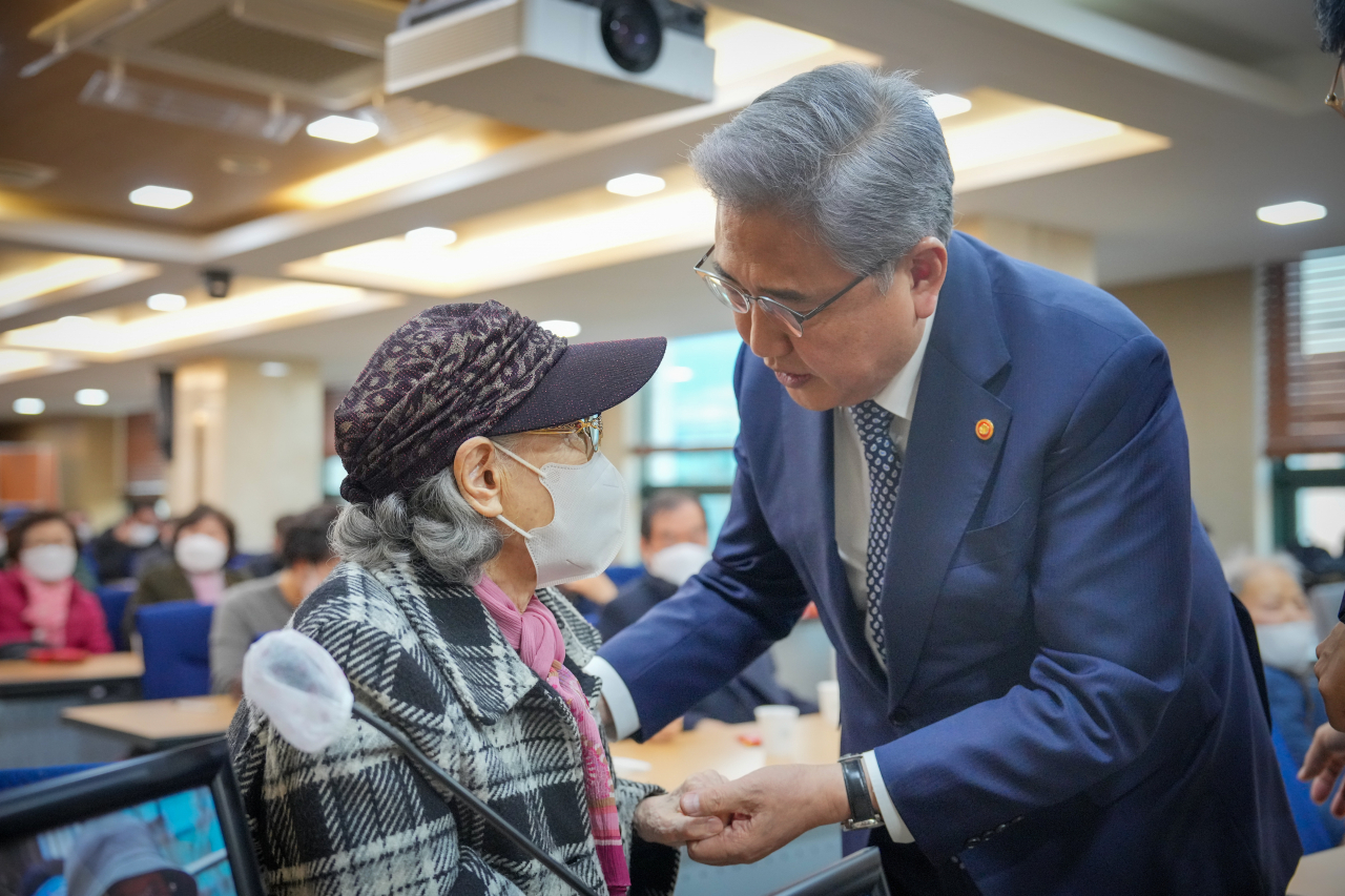 박진 외교장관이 28일 서울 서초구 서울지방변호사회관에서 진행된 강제징용 피해자 및 유족과의 면담에 참석해 의견을 경청하고 있다. [연합]