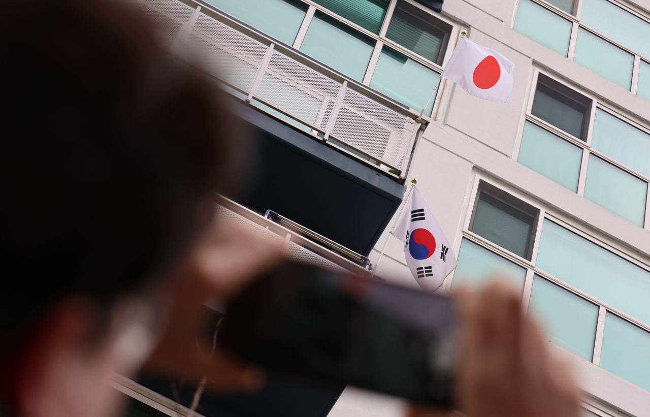 삼일절인 1일 오후 세종시 한 아파트 베란다 국기게양대에 일장기가 걸려 있다. [연합]