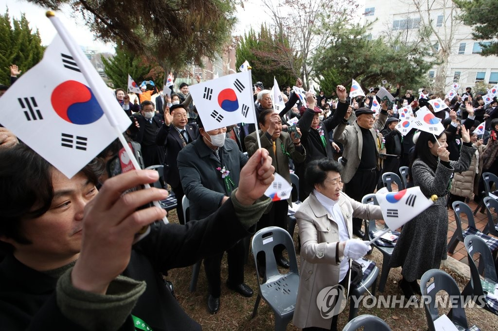 삼일절인 1일 오전 광주 수피아여자중학교 윈스브로우홀 앞에서 열린 제104주년 3·1절 기념식에서 참석자들이 만세삼창하고 있다. 수피아여중·고는 일제강점기 광주 3.1 만세운동의 발원지다.[연합]