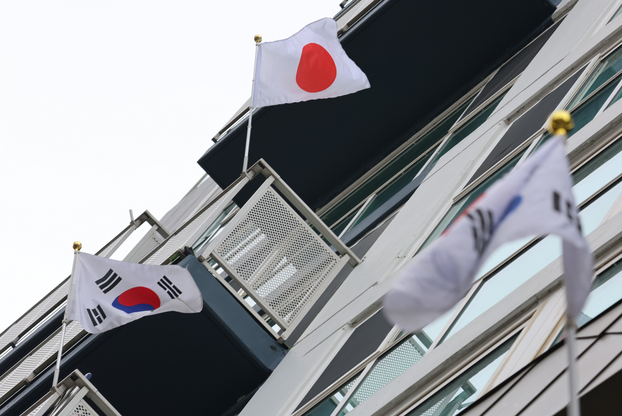 삼일절인 1일 오후 세종시 한 아파트 베란다 국기게양대에 일장기가 걸려 있다. 세종시 맘카페 등 인터넷 커뮤니티에서는 이같은 행위를 비판하는 글이 올라오고 있다. [연합]