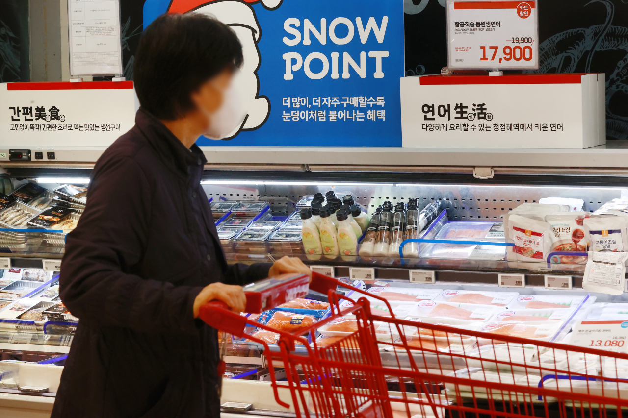 27일 서울 중구 롯데마트 서울역점을 찾은 고객이 연어를 고르고 있다. [연합]
