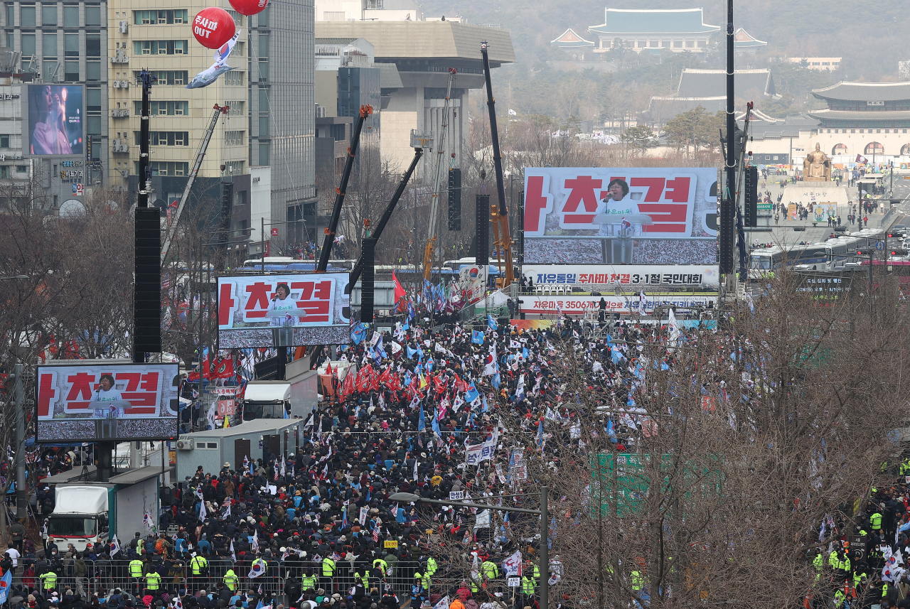 1일 오후 동화면세점 인근 세종대로에서 자유통일당 주최 ‘삼일절 천만국민대회’가 열리고 있다. [연합]