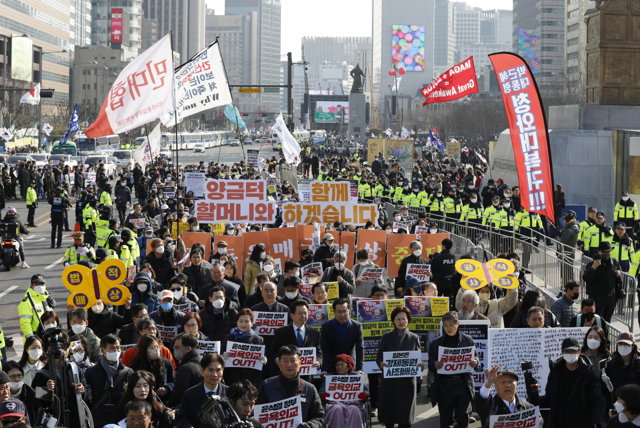 ‘104주년 3.1절 범국민대회’ 참가자들이 1일 서울광장을 출발해 일본대사관을 향해 행진하고 있다. [연합]
