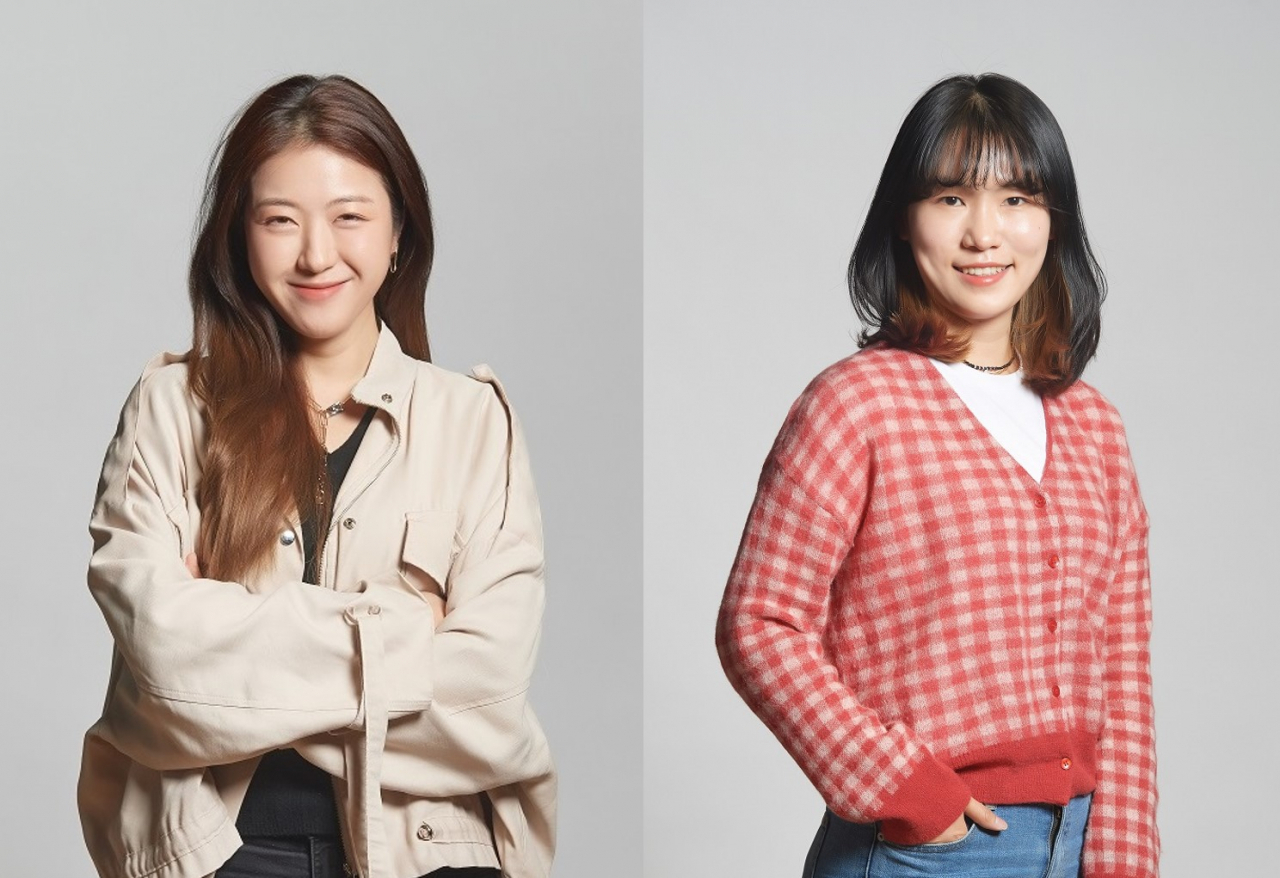 Kakao Entertainment‘s online idol survival show “Girl’s Re:verse” producers Son Su-jung (left) and Cho Joo-yeon (Kakao Entertainment)