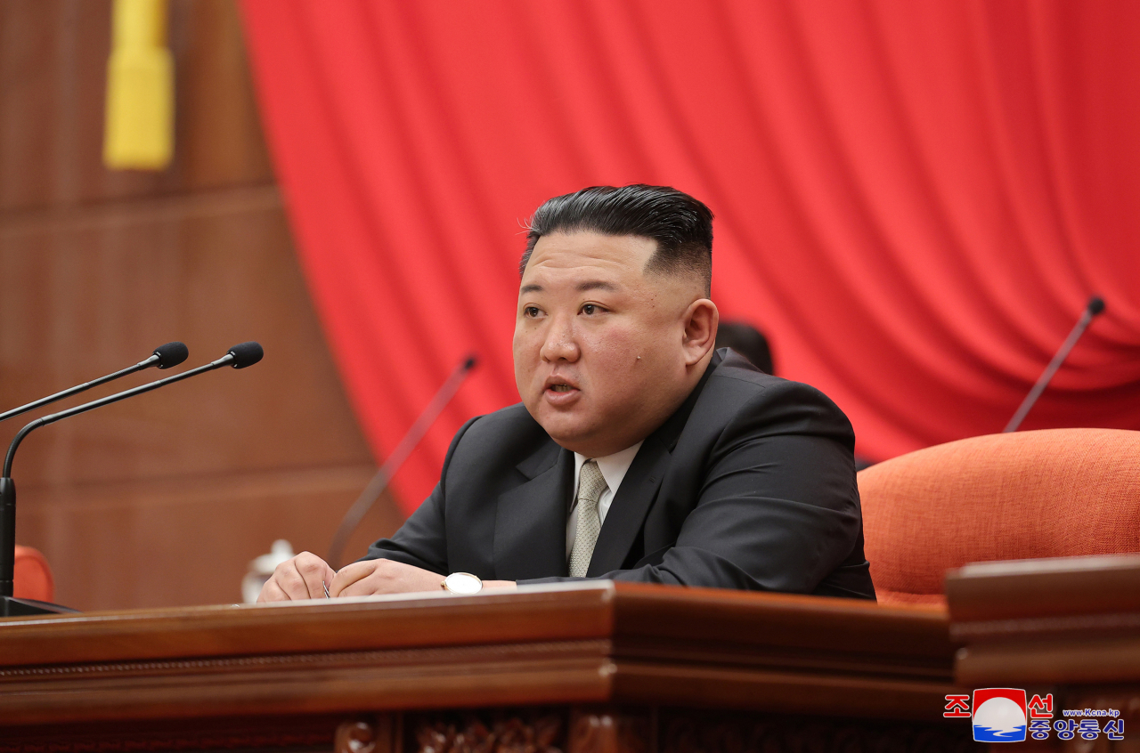 북한이 지난 1일 농촌발전 전략과 경제 활성화 방안 마련을 위한 노동당 중앙위원회 제8기 제7차 전원회의 확대회의를 마무리했다.사진은 김정은 국무위원장 연설모습. [연합] [조선중앙통신]