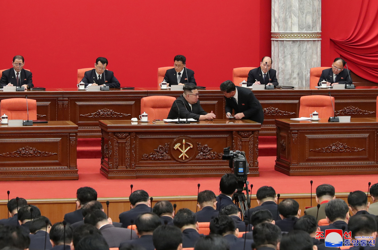 북한이 지난 1일 농촌발전 전략과 경제 활성화 방안 마련을 위한 노동당 중앙위원회 제8기 제7차 전원회의 확대회의를 마무리했다. 사진은 회의장 모습. [연합] [조선중앙통신]