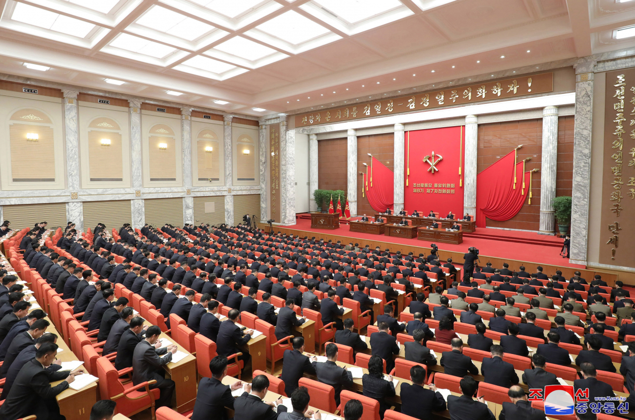 북한이 지난 1일 농촌발전 전략과 경제 활성화 방안 마련을 위한 노동당 중앙위원회 제8기 제7차 전원회의 확대회의를 마무리했다.사진은 회의장 모습. [연합] [조선중앙통신]