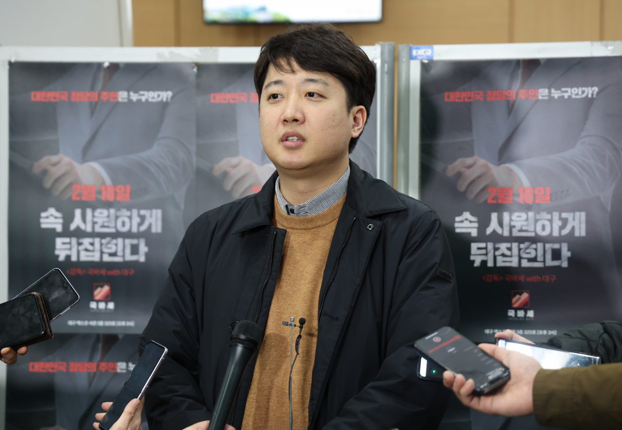 국민의힘 이준석 전 대표가 18일 대구 엑스코에서 열린 국민의힘바로세우기(국바세) 토크콘서트에서 기자들과 만나 질문에 답변하고 있다. [연합]