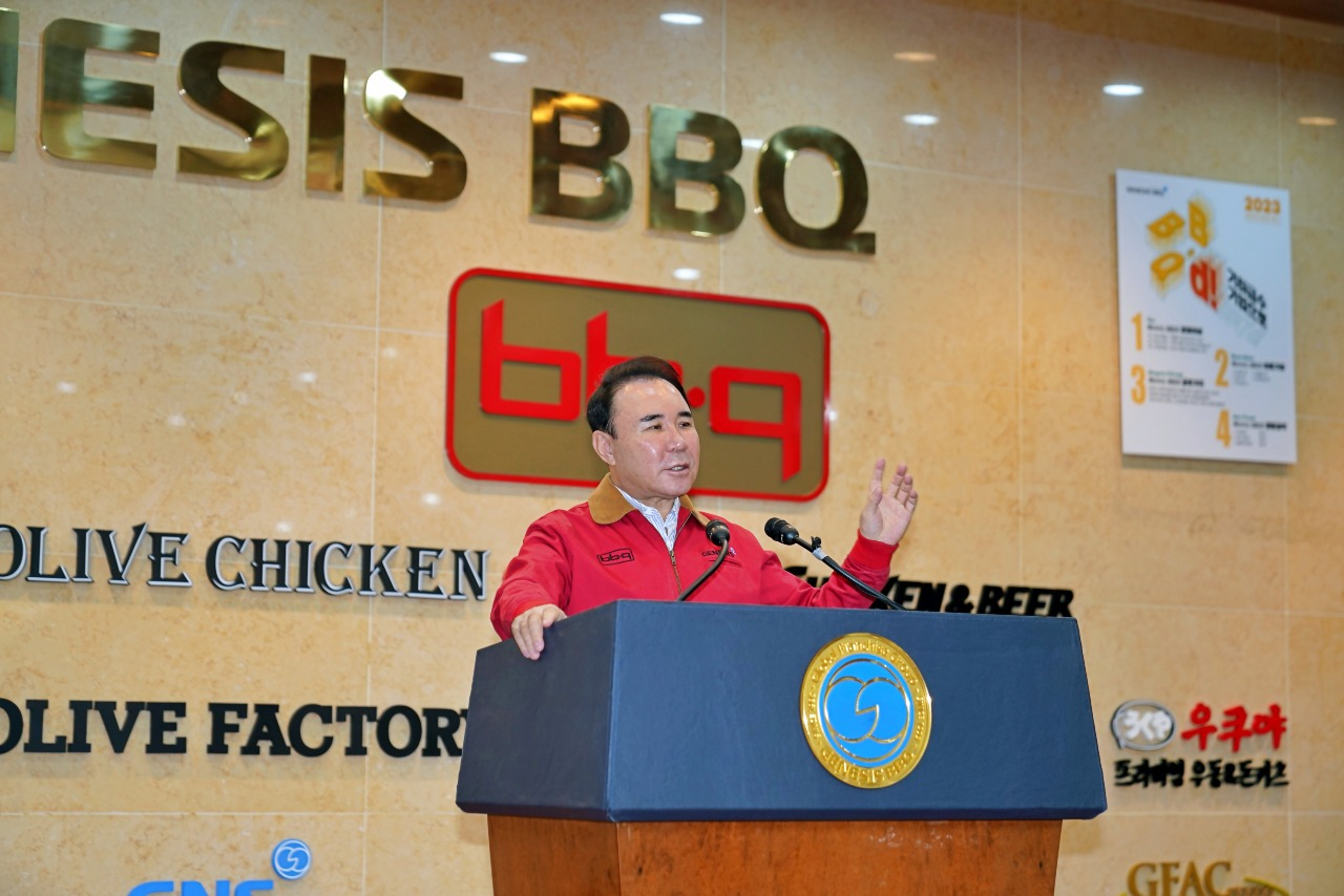 윤홍근 제너시스BBQ그룹 회장이 지난달 28일 경기 이천 치킨대학에서 열린 신입사원 입문교육에서 인사말을 하고 있다. [제너시스BBQ그룹 제공]